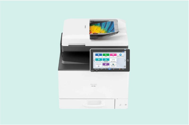 Impresora inkjet compacta de color blanco con cartuchos de tinta visibles, ideal para uso doméstico y pequeña oficina